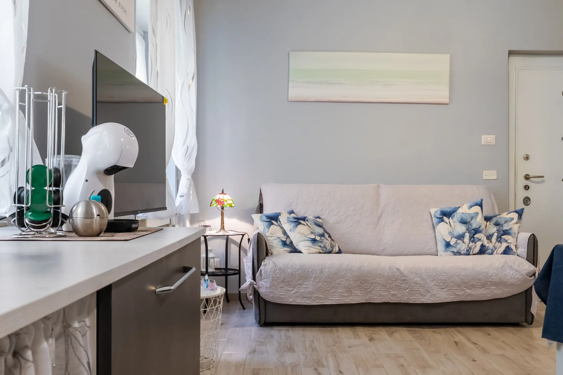 Soggiorno luminoso con divano letto e Smart TV